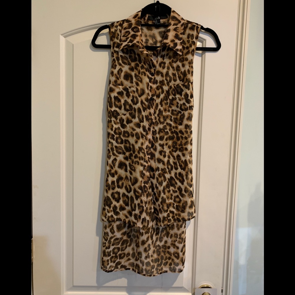 Sleeveless leopard high low top ties in back